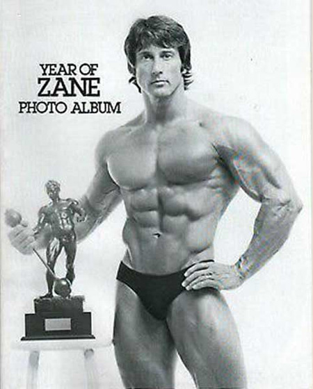 Frank Zane nâng chiếc Sandow lần đầu tiên trong lịch sử Mr Olympia